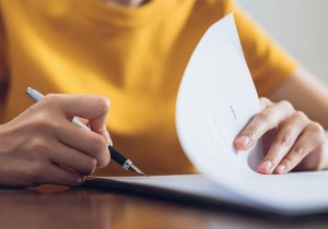 Qui signe les statuts d'une association ?